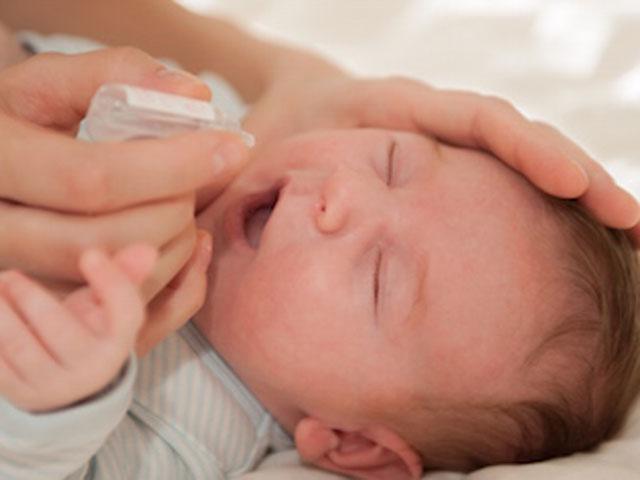 Cách rửa mũi cho trẻ sơ sinh bị nghẹt mũi do bác sĩ Tai-Mũi-Họng hướng dẫn