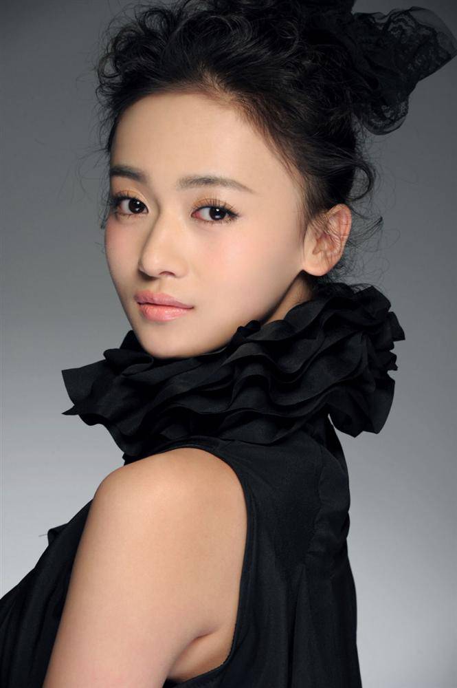 nhan sac can gan ca hau cung nhu nguy anh lac ma cung bi loi nay "dim" the tham - 5