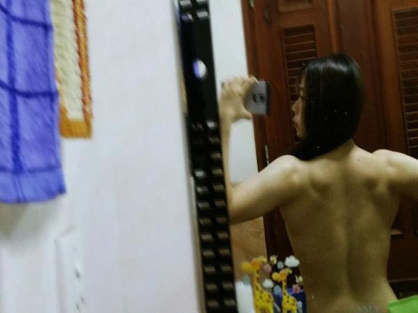 khoe anh ban nude, thieu nu hai duong lam nguoi khac giat minh vi co bap cuon cuon - 1