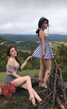 mac phan cam, quay clip khoe than o tuyet tinh coc da lat, 2 co gai nhan "mua gach da" - 5