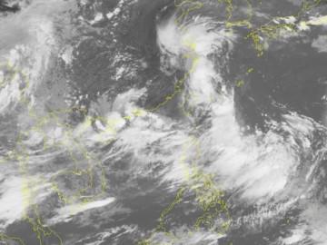 Áp thấp nhiệt đới di chuyển dị thường, gây mưa lớn ở miền Bắc từ tối mai