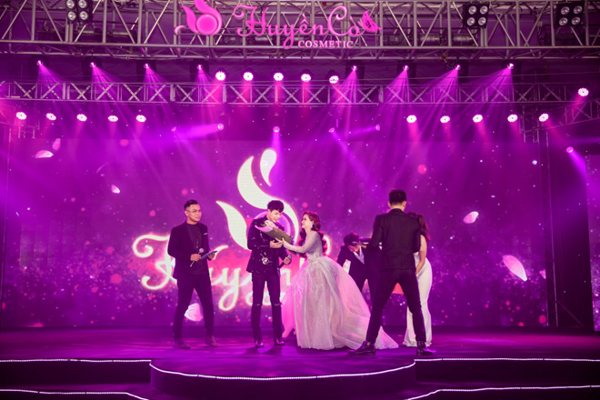 a hau– ceo huyen co dien trang phuc dinh pha le 300 trieu mung 5 nam thanh lap cong ty - 7