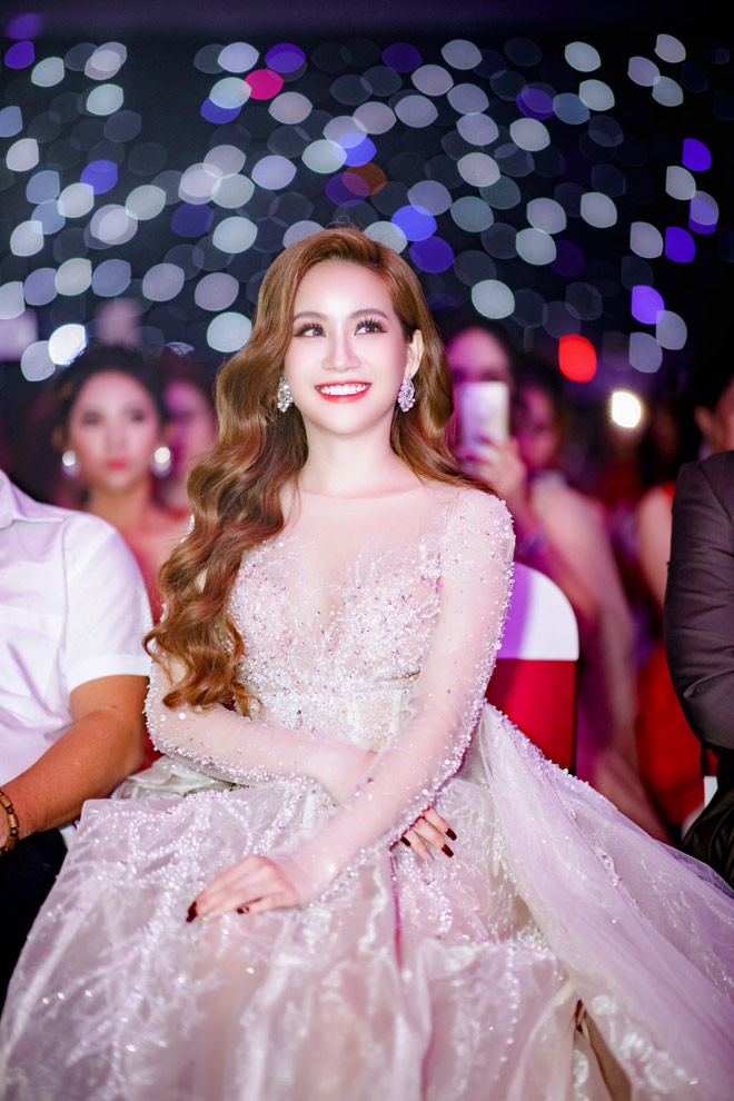 a hau– ceo huyen co dien trang phuc dinh pha le 300 trieu mung 5 nam thanh lap cong ty - 4