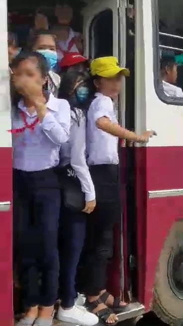 hoang hon clip hang chuc hoc sinh du bam cua xe buyt chay vun vut tren quoc lo - 2