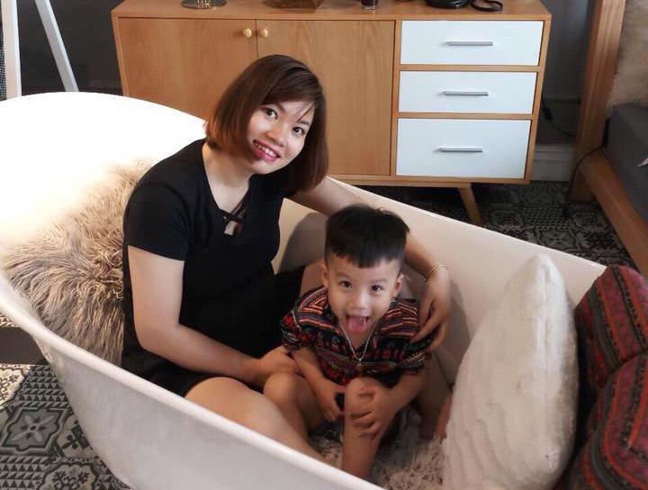 cam dong khoanh khac be gai chao doi khi me van hon me suot 3 thang - 1