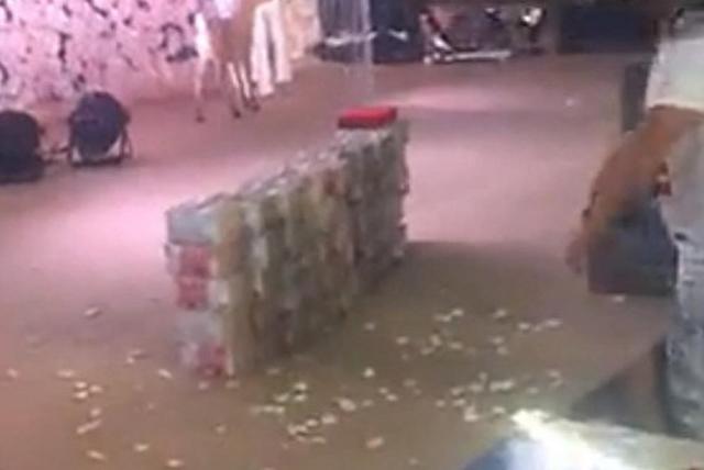 xon xao dam cuoi "khung": chu re mang hon 20 ty tien mat xep len san khau tang co dau - 2