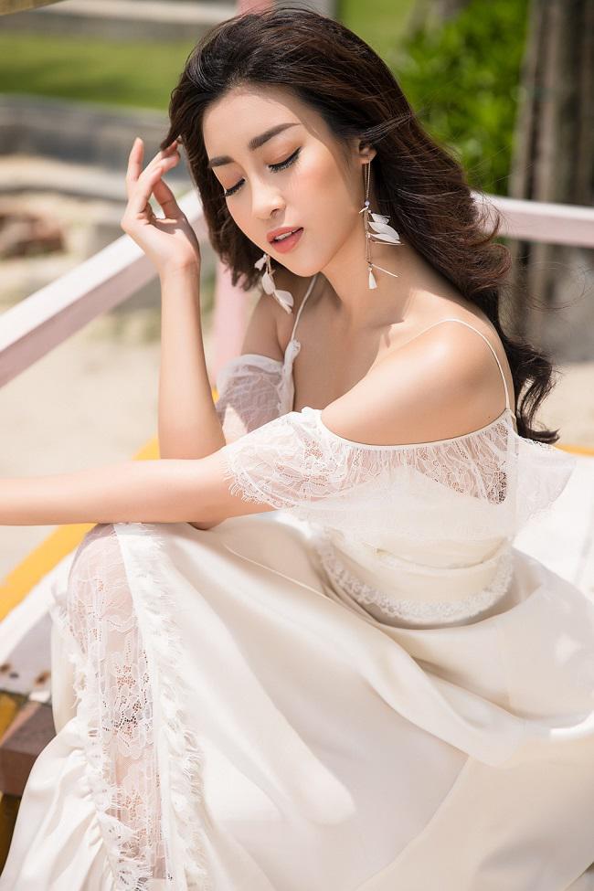 ve sexy cua 3 my nu thoa long ky vong khi cong phuong u23 vn ghi ban - 13