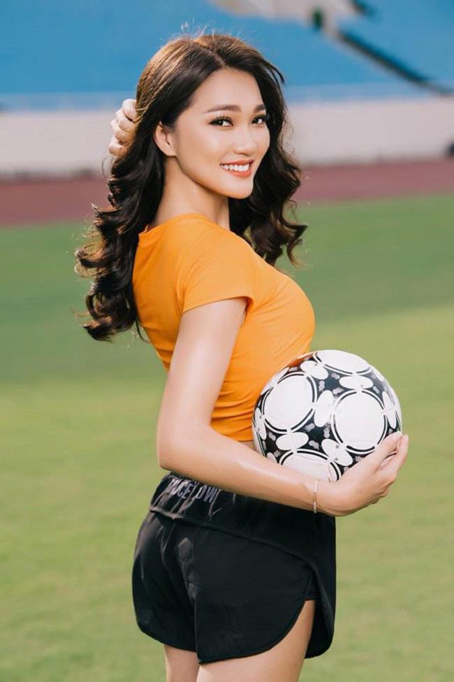 ve sexy cua 3 my nu thoa long ky vong khi cong phuong u23 vn ghi ban - 4