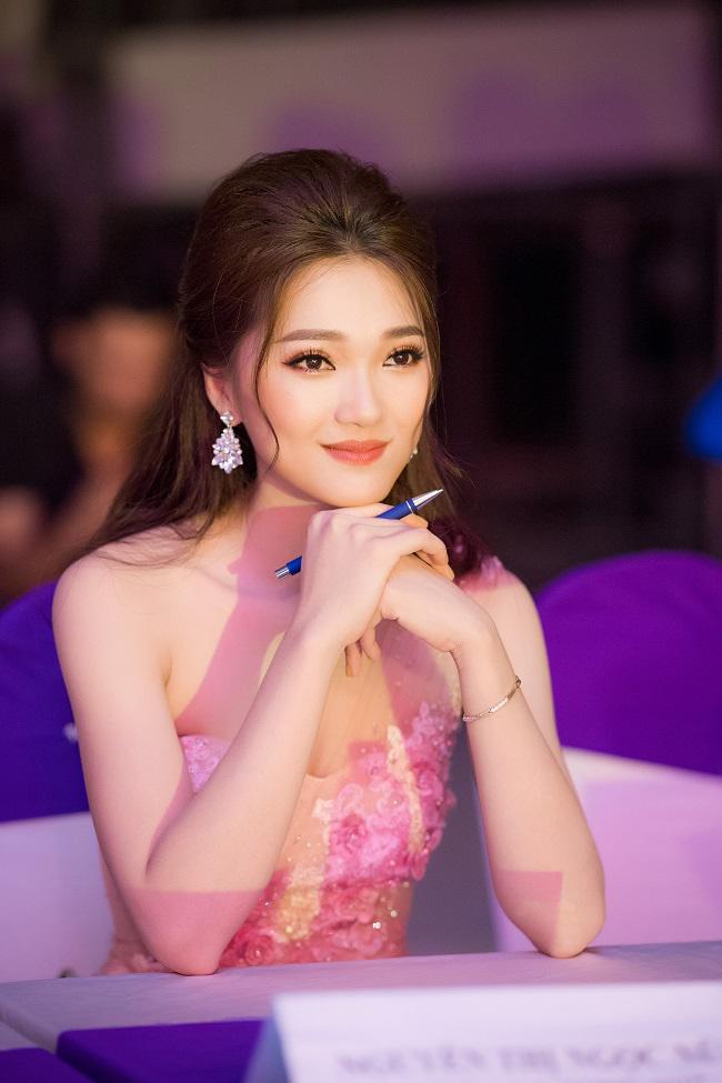 ve sexy cua 3 my nu thoa long ky vong khi cong phuong u23 vn ghi ban - 8
