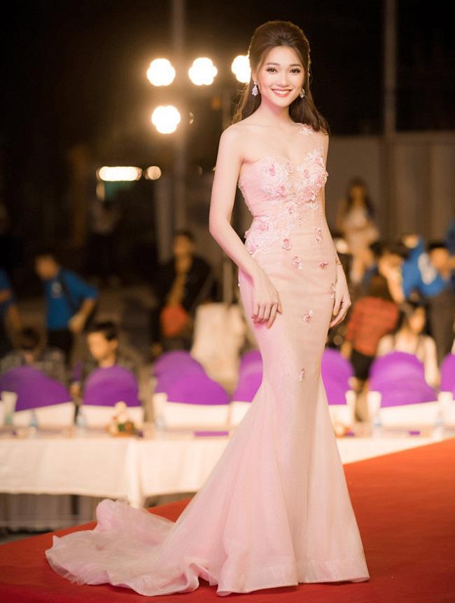 ve sexy cua 3 my nu thoa long ky vong khi cong phuong u23 vn ghi ban - 9