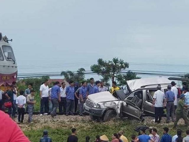 Đi thắp hương ngày rằm, ô tô 7 chỗ bị tàu hoả tông, 4 người thương vong