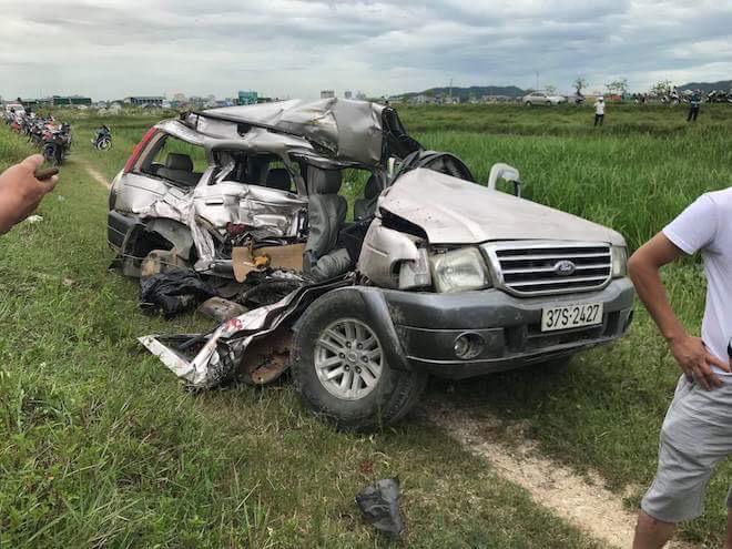 di thap huong ngay ram, o to 7 cho bi tau hoa tong, 4 nguoi thuong vong - 2