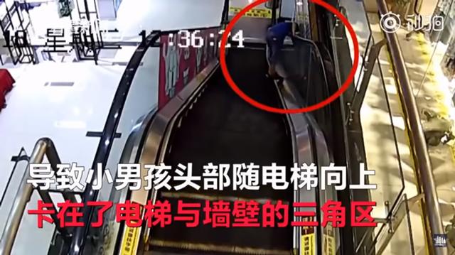 dua nghich mot minh tren thang cuon, cau be 11 tuoi bi ket dau kinh hoang - 1