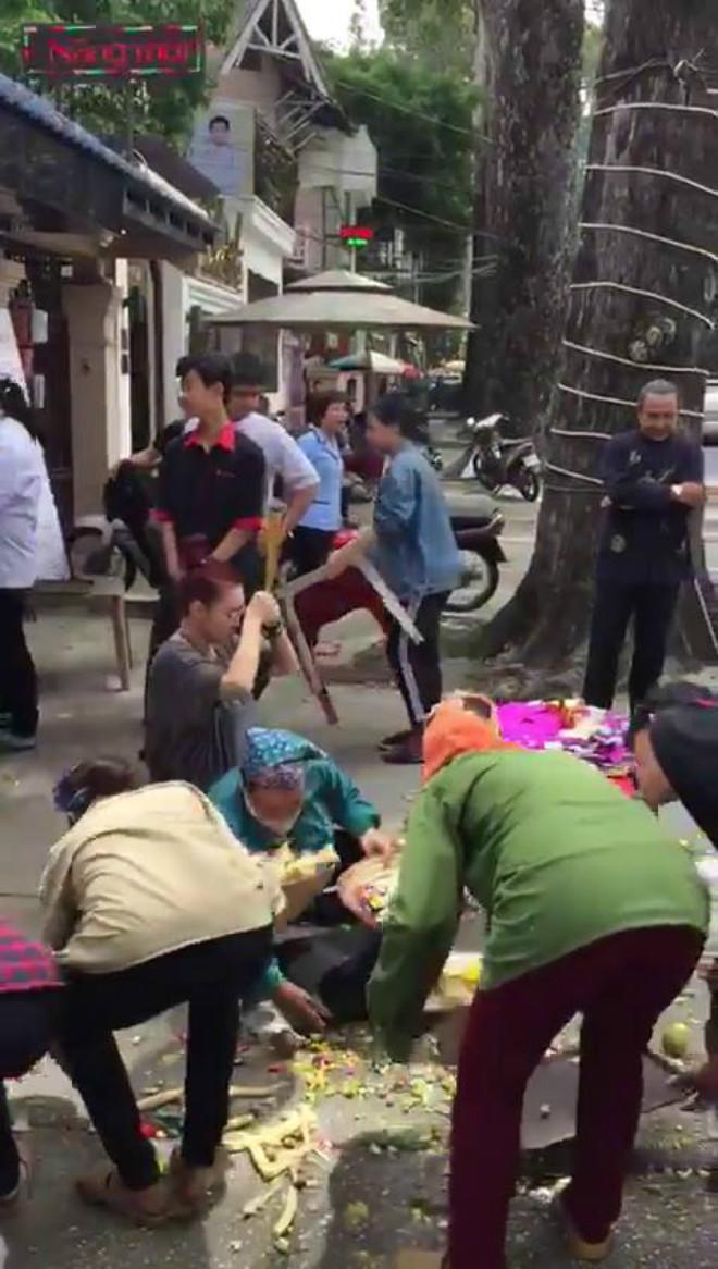 gia chu dang lam le cung co hon va hanh dong bat ngo cua nhom nguoi xung quanh - 2