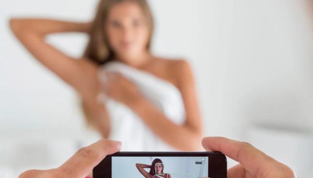 chia tay ban trai quen qua mang, co gai soc nang thay anh khoa than bi tung khap mxh - 2