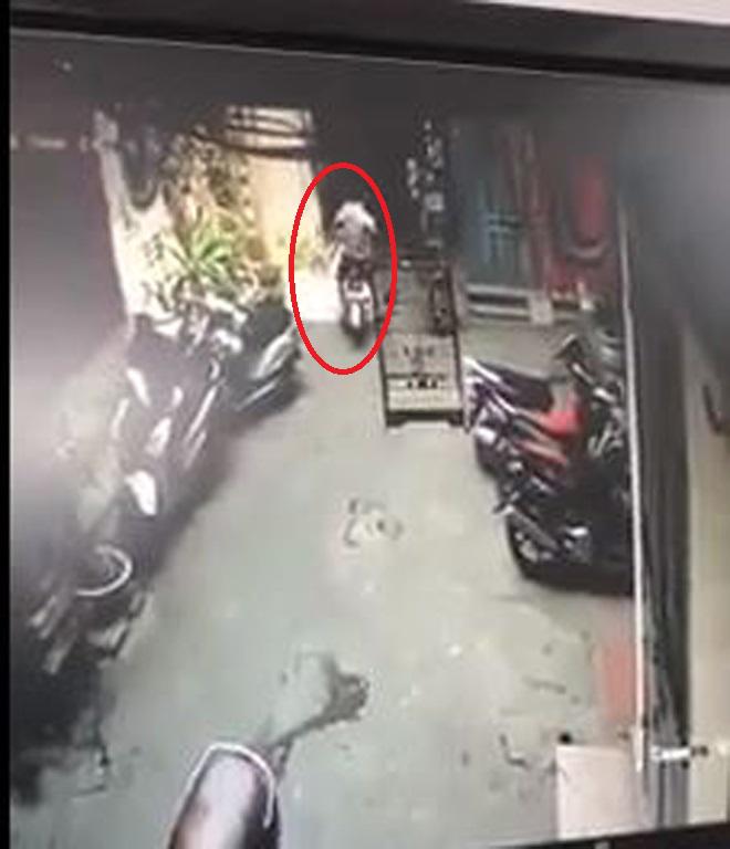 nam thanh nien trom long chim bo quen ca xe dap dien va cai ket day bat ngo - 1