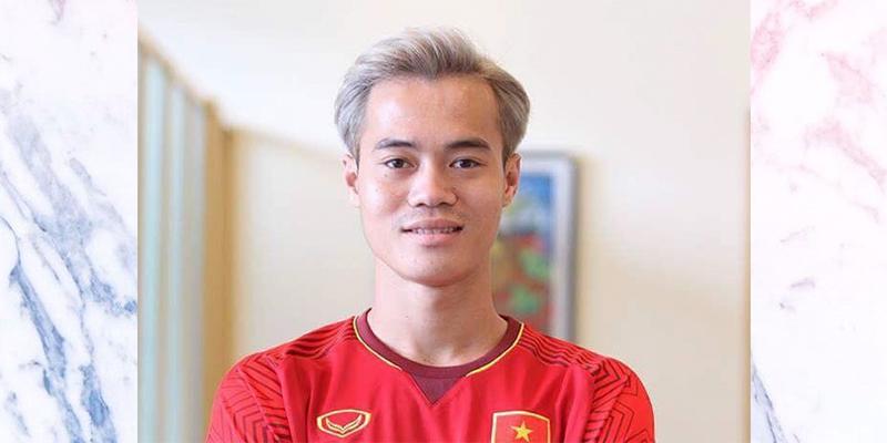Các cầu thủ U23 Việt Nam thi nhau cắt tóc cầu may chào năm mới