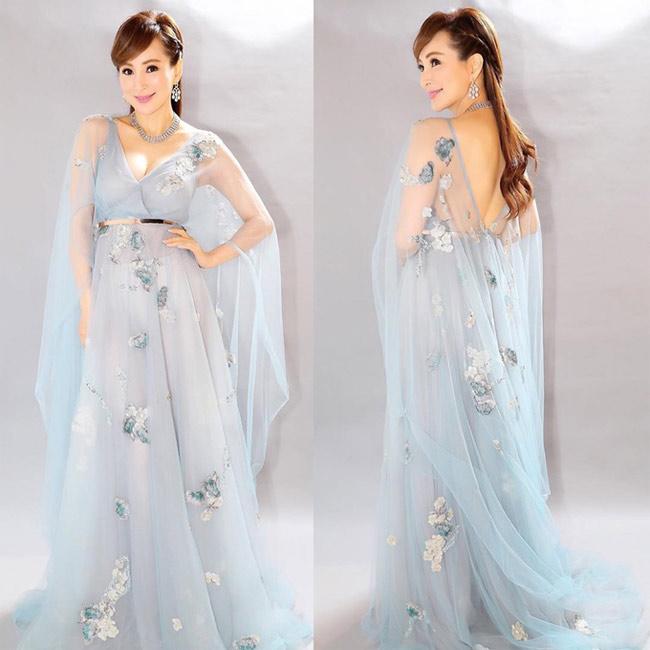 bi dai gia hat hui vi cap trai tre, hoa hau chau a mac ho bat chap o tuoi 54 - 14