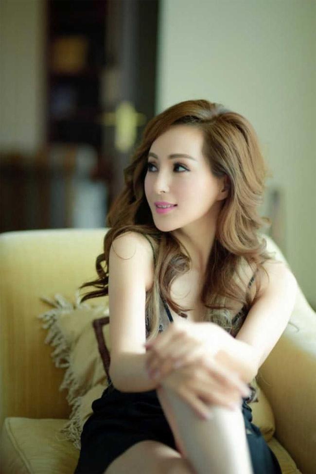 bi dai gia hat hui vi cap trai tre, hoa hau chau a mac ho bat chap o tuoi 54 - 3