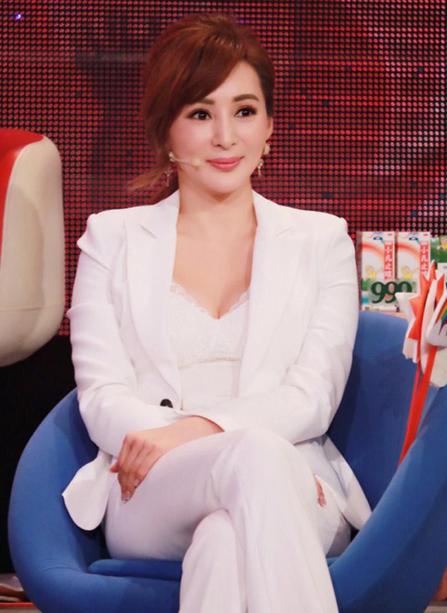 bi dai gia hat hui vi cap trai tre, hoa hau chau a mac ho bat chap o tuoi 54 - 6