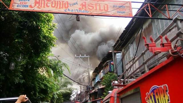 de 5 con nho o nha, bo me nga quy khi cac con thiet mang trong can nha chay rui - 1