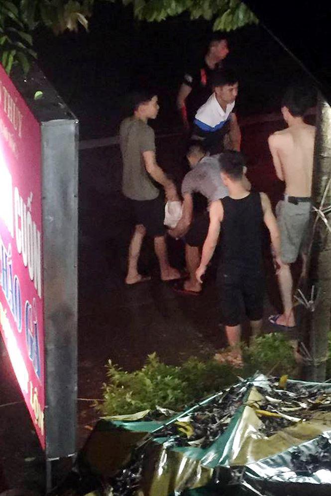 "hon nhien" vo mong vo nguoi khac, nguoi dan ong bi dam chet trong quan nhau - 2