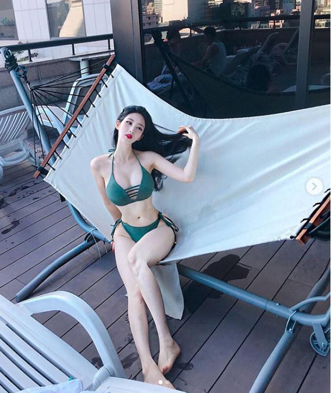 mua he han quoc, cu vai met la gap 1 co gai binh thuong mac bikini dep ngang hoa hau - 3