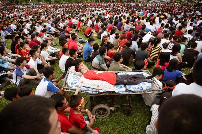 xuc dong hinh anh nguoi dan ong khuyet tat chan tay nam tren xe cang co vu u23 viet nam - 1