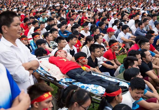 xuc dong hinh anh nguoi dan ong khuyet tat chan tay nam tren xe cang co vu u23 viet nam - 2