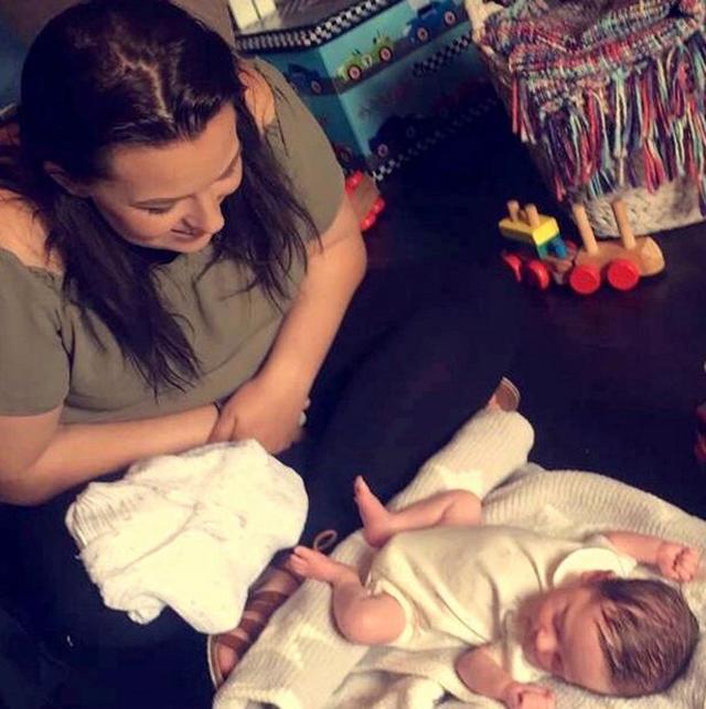 cho con bu giua dem roi ngu thiep di, me tinh day thay con 6 tuan tuoi da tat tho - 1