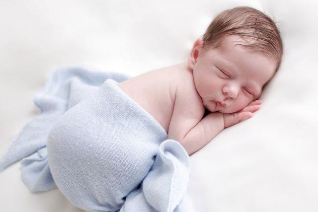 cho con bu giua dem roi ngu thiep di, me tinh day thay con 6 tuan tuoi da tat tho - 3