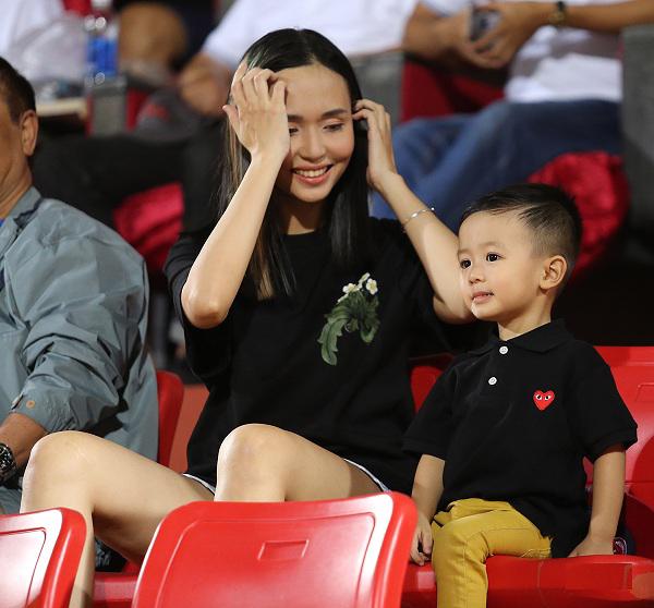 dang sau thanh cong cua van quyet la bong dang cua nguoi vo vua dep nguoi lai dep net nay - 10