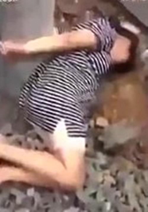 khong nau com trua, vo mang thai 7 thang bi chong troi vao cot danh dap da man - 2