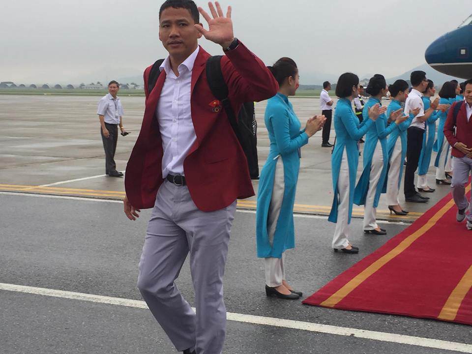 nhung hinh anh chuan soai ca cua cau thu u23 tai san bay noi bai - 10