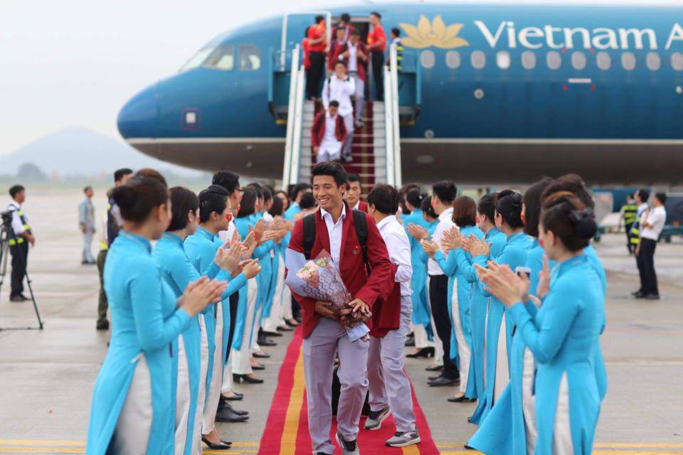 nhung hinh anh chuan soai ca cua cau thu u23 tai san bay noi bai - 11