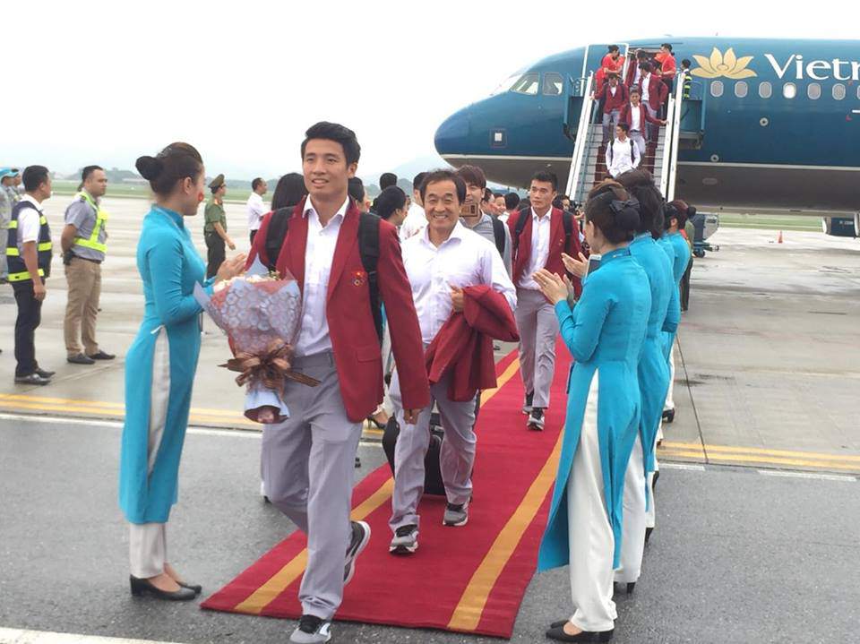 nhung hinh anh chuan soai ca cua cau thu u23 tai san bay noi bai - 12