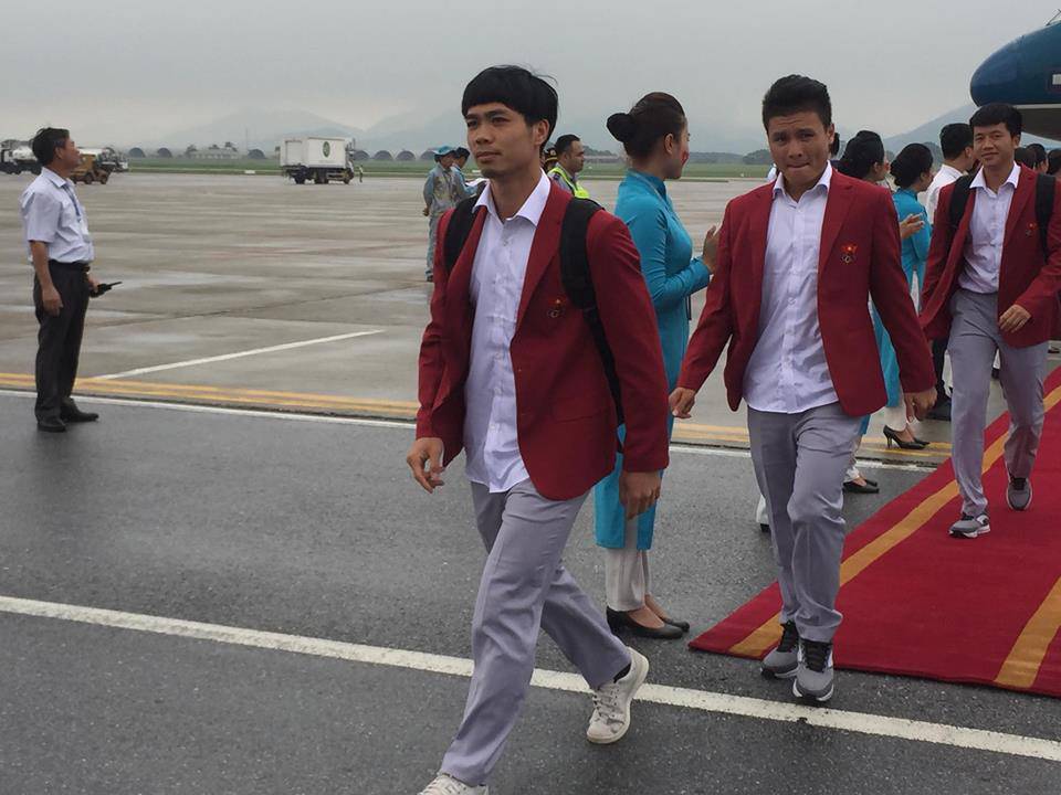 nhung hinh anh chuan soai ca cua cau thu u23 tai san bay noi bai - 13