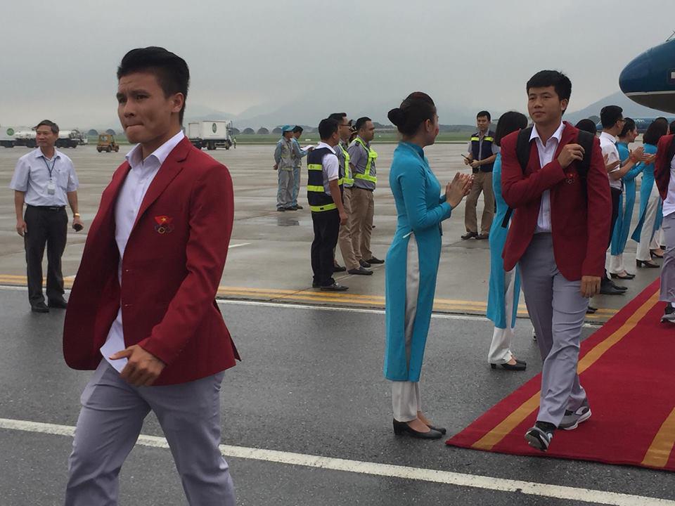 nhung hinh anh chuan soai ca cua cau thu u23 tai san bay noi bai - 14