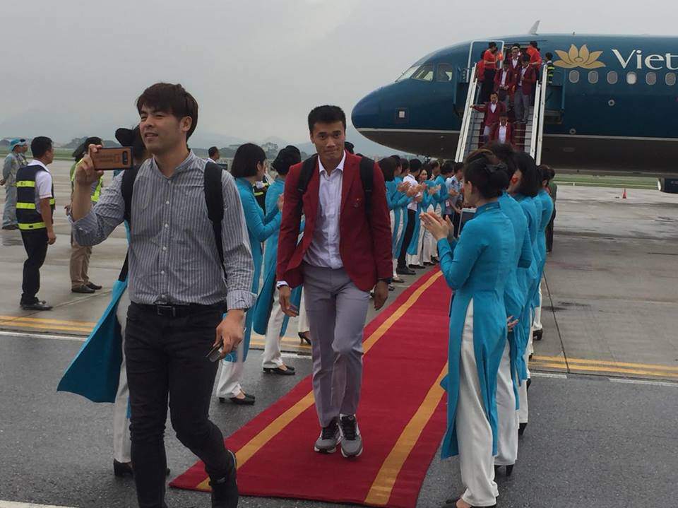 nhung hinh anh chuan soai ca cua cau thu u23 tai san bay noi bai - 15