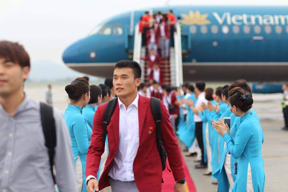 nhung hinh anh chuan soai ca cua cau thu u23 tai san bay noi bai - 16