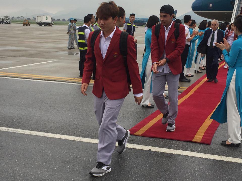 nhung hinh anh chuan soai ca cua cau thu u23 tai san bay noi bai - 17