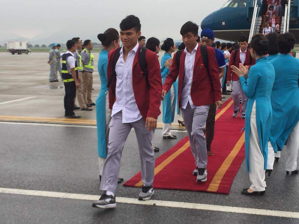 nhung hinh anh chuan soai ca cua cau thu u23 tai san bay noi bai - 18