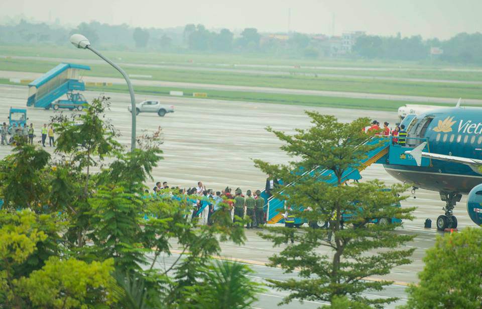 nhung hinh anh chuan soai ca cua cau thu u23 tai san bay noi bai - 2