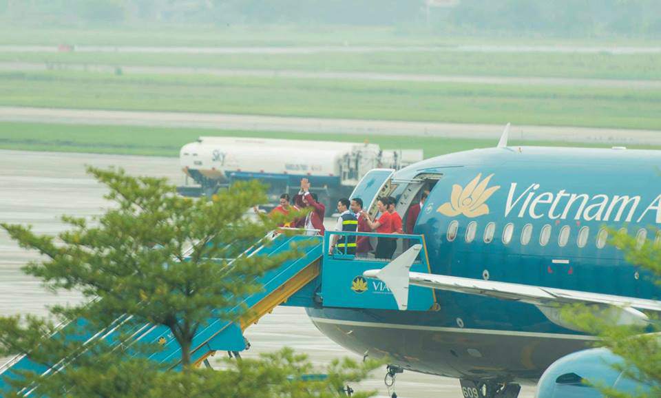 nhung hinh anh chuan soai ca cua cau thu u23 tai san bay noi bai - 3