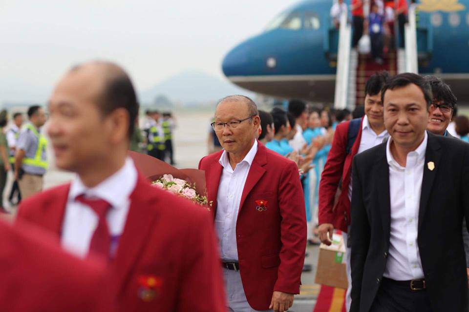 nhung hinh anh chuan soai ca cua cau thu u23 tai san bay noi bai - 4