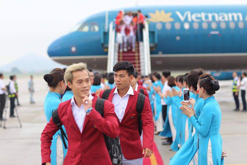 nhung hinh anh chuan soai ca cua cau thu u23 tai san bay noi bai - 6