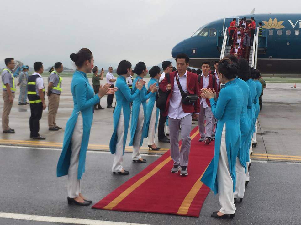 nhung hinh anh chuan soai ca cua cau thu u23 tai san bay noi bai - 7