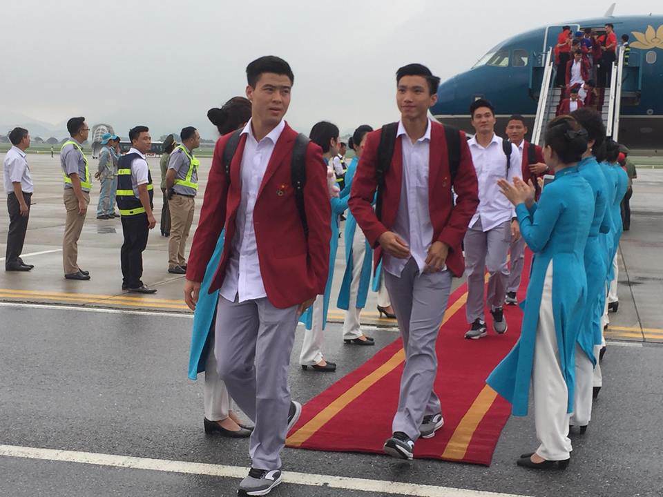 nhung hinh anh chuan soai ca cua cau thu u23 tai san bay noi bai - 8