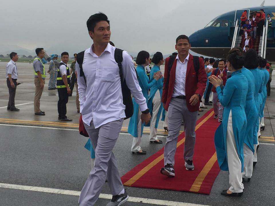 nhung hinh anh chuan soai ca cua cau thu u23 tai san bay noi bai - 9