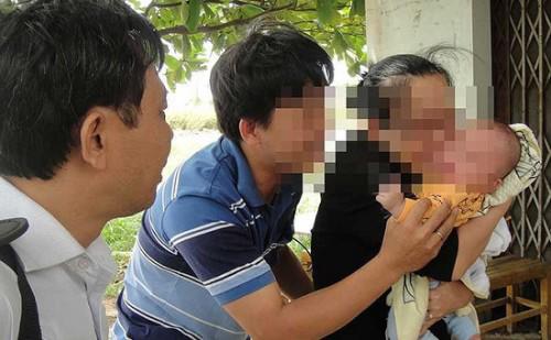 ly ky hanh trinh giai cuu be 3 thang tuoi va cuoc dau tri voi cap doi bat coc - 1